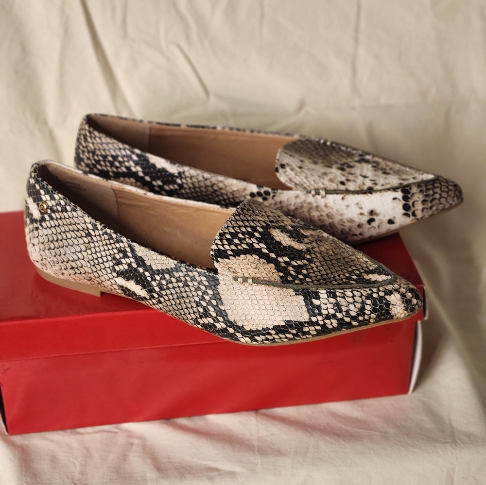 GUESS 10M Erica faux leather snake pointed toe flats
